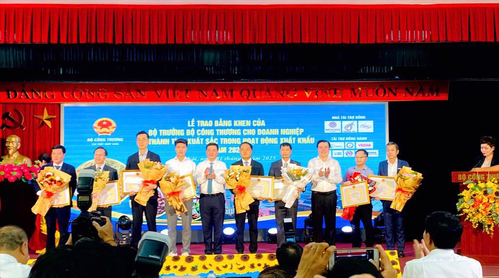 05 DOANH NGHIỆP THỦY SẢN VIỆT NAM CÓ THÀNH TÍCH XUẤT SẮC TRONG HOẠT ĐỘNG XUẤT KHẨU NĂM 2023 NHẬN BẰNG KHEN CỦA BỘ TRƯỞNG BỘ CÔNG THƯƠNG